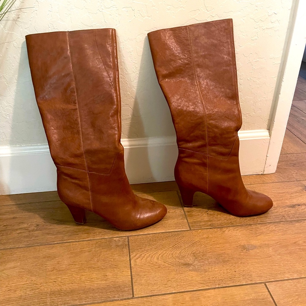 Very cute classy women’s boot BCBG brand